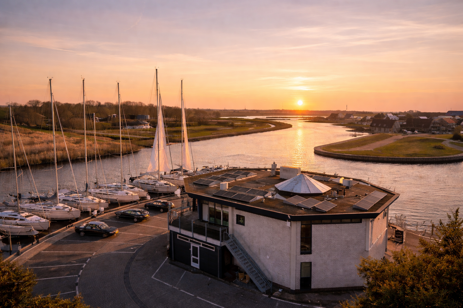 Hafen Lemmer am IJsselmeer bei Sonnenuntergang – Startpunkt des Skippertrainings